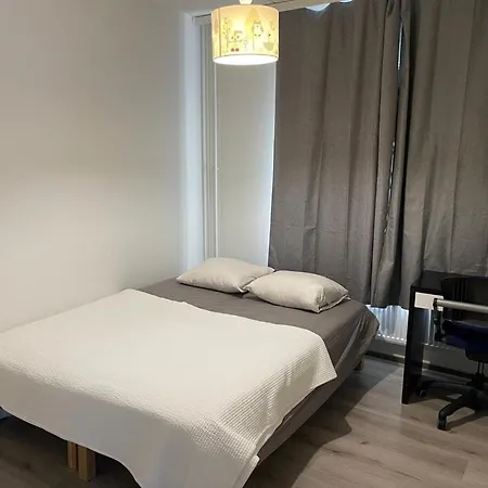 In A Shared Spacious Flat 홈스테이