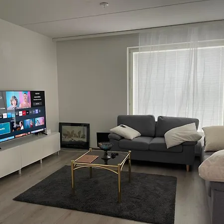 In A Shared Spacious Flat 홈스테이 *